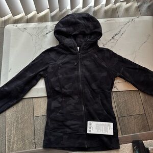 ⭐️ NWT LULULEMON SCUBA HOODIE IN BLACK CAMO SIZE 4⭐️